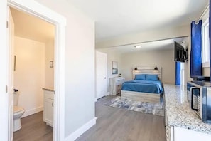 Unclassified image, 3 of 20, button - Comfortable private suite near Cleveland Clinic, University Hospitals, and Case Western Reserve University. Features an ensuite bath, kitchenette, shared fully stocked kitchen, laundry, free parking, and a quiet boutique-style setting. (Cleveland)