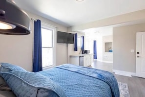 Unclassified image, 5 of 20, button - Comfortable private suite near Cleveland Clinic, University Hospitals, and Case Western Reserve University. Features an ensuite bath, kitchenette, shared fully stocked kitchen, laundry, free parking, and a quiet boutique-style setting. (Cleveland)