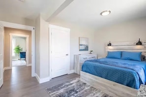 Unclassified image, 4 of 20, button - Comfortable private suite near Cleveland Clinic, University Hospitals, and Case Western Reserve University. Features an ensuite bath, kitchenette, shared fully stocked kitchen, laundry, free parking, and a quiet boutique-style setting. (Cleveland)