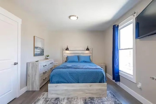 Unclassified image, 1 of 20, button - Comfortable private suite near Cleveland Clinic, University Hospitals, and Case Western Reserve University. Features an ensuite bath, kitchenette, shared fully stocked kitchen, laundry, free parking, and a quiet boutique-style setting. (Cleveland)