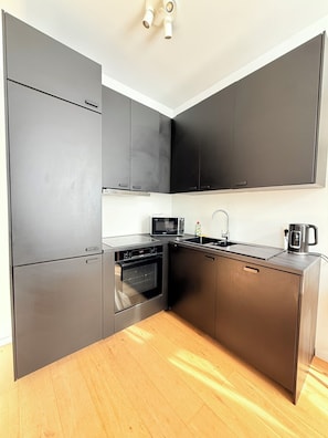 Classic Apartment, City View | Private kitchen - Rue Confédérés BXL (Bruxelles)