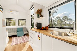 Unclassified image, 5 of 28, button - Luxurious Tiny House Loft Surrounded by Plenty of Wildlife and Near the Coast in Queensland, Australia (Jimboomba)