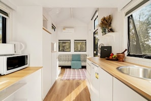 Unclassified image, 3 of 28, button - Luxurious Tiny House Loft Surrounded by Plenty of Wildlife and Near the Coast in Queensland, Australia (Jimboomba)