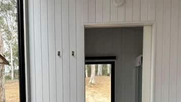 Un bagno compatto con finestra, lavandino e specchio.