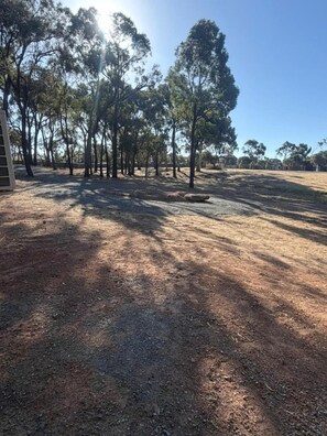 A dry, open area with scattered trees and a clear sky. - Cozy Tiny House Retreat Near Grampians National Park in Stawell Victoria (Stawell)