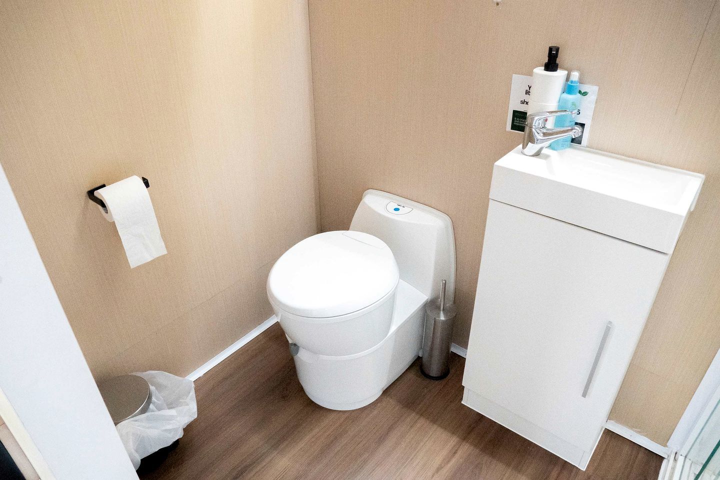 Un bagno compatto con un WC, un bidet e un armadietto.