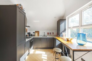 Private kitchen - Enchanting Loft Hideaway near Honor Oak Park (London)