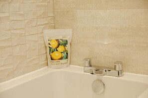 Unclassified image, 3 of 28, button -  Spacious New build central Stafford house close to Train Station with Parking (Stafford)