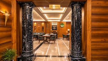Eine Hotellobby mit Marmorböden, Holzvertäfelung und einem Schild mit der Aufschrift 'Roseberry'.