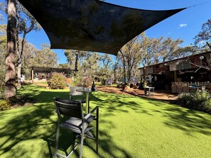 Outdoor dining - Peaceful Tiny House Retreat with Garden Pavilion near Armadale, Bedfordale WA (Bedfordale)