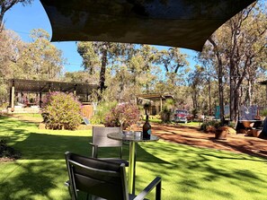 Outdoor dining - Peaceful Tiny House Retreat with Garden Pavilion near Armadale, Bedfordale WA (Bedfordale)
