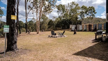 Un espace réservé au stationnement des visiteurs, avec un panneau indiquant « Wallaby » et « Stationnement réservé aux visiteurs, bienvenue ».