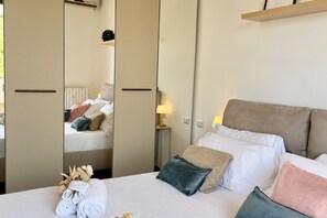 A hotel room with a bed, a nightstand, a lamp, and a mirror. - Bnbook Balzarotti 10 (Rho)