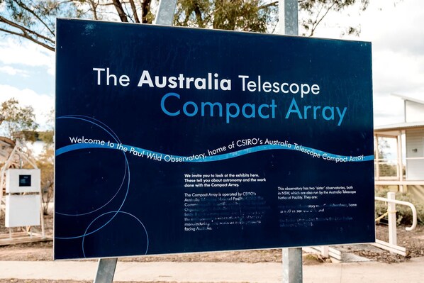 Un panneau indiquant l’emplacement du réseau télescopique australien (Australia Telescope Compact Array) et accueillant les visiteurs à l’observatoire Paul Wild.