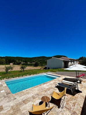 A swimming pool with lounge chairs and a patio area. - Villa 'Loan' with Private Terrace, Wi-Fi and Air Conditioning (Mollans-sur-Ouvèze)