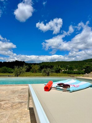 A poolside lounge with a clear view of the sky and surrounding greenery. - Villa 'Loan' with Private Terrace, Wi-Fi and Air Conditioning (Mollans-sur-Ouvèze)