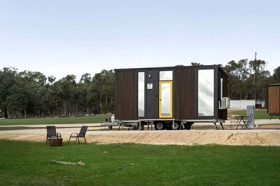 Tranquil Tiny House Farm Stay with Rolling Hill Views near Grampians, Warrenmang Victoria