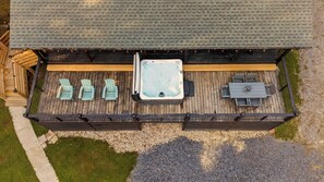 An outdoor deck with a hot tub, seating area, and a table. - Cozy 2 Bed 2 Bath River Cabin Hot Tub Ellijay GA Blue Ridge Mt Pet Friendly (Ellijay)