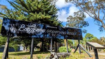 Ein freundliches Willkommen-Schild für Grampians Edge vor einer natürlichen Kulisse.