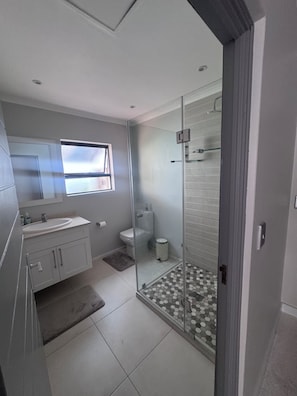 Room, 1 Bedroom, Garden View | Bathroom - Room-private Room & Workspace in Dainfer (Johannesburg)