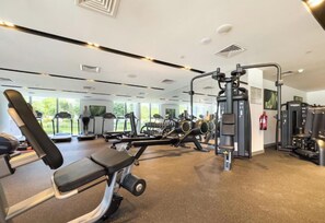 Ett gym med löpband, styrketräningsmaskiner och fria vikter.