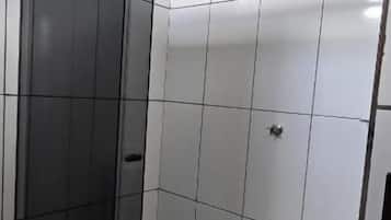 تجهيزات دش، مناشف، ورق حمّام