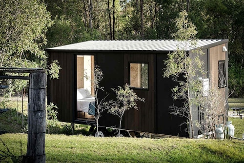 Cute Tiny House for a Delightful Relaxing Farm Stay Surrounded by Nature in Mundoolun, Queensland