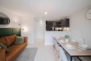 Un apartamento moderno con sala de estar, comedor y cocina.