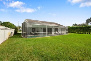 A house with a covered outdoor area and a swimming pool. - Naples Pool Home 10 Min to Naples Zoo (Naples)