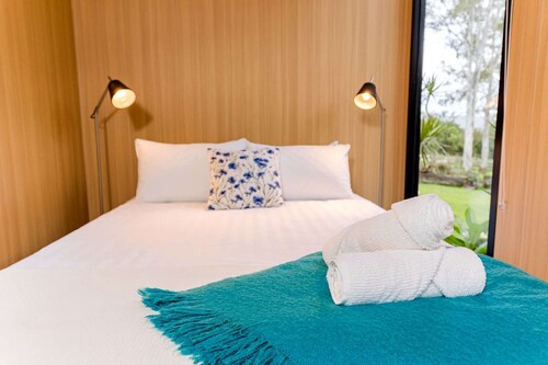 Charming Farm Stay with Dam Views and Fire Pit in Cedar Creek, Australia