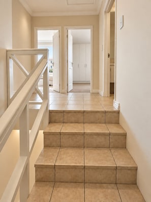 Eine Treppe führt zu einem Schlafzimmer mit Blick ins Freie.