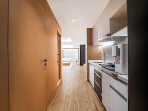 A modern kitchen with a built-in oven, a microwave, and a coffee machine. - Yunxili Hotel Chengdu (Chengdu)