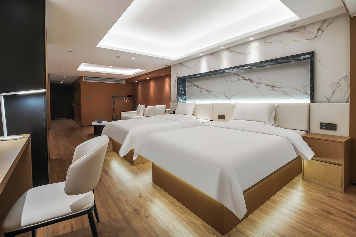 Luxury-Zweibettzimmer, Stadtblick | Hochwertige Bettwaren, Daunenbettdecken, Verdunkelungsvorhänge