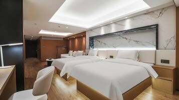 Una habitación de hotel moderna con una cama grande, un escritorio y una silla.