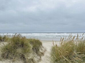 Une plage avec des dunes de sable et des vagues.