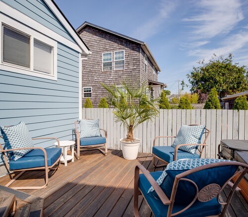 The Sandcastle | Cottage + Surf Shack + Hot Tub + Game Room | Steps to Beach