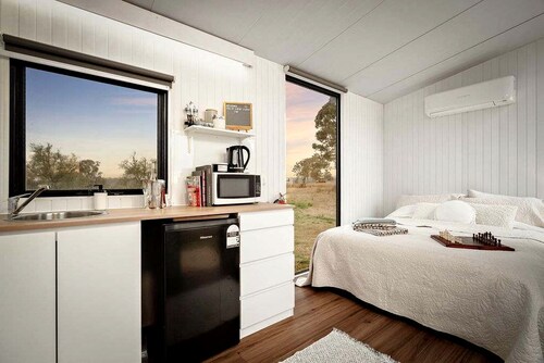 Charming Tiny House with Panoramic Views of the Valley in Queensland, Australia