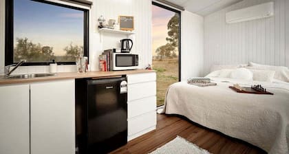 Charming Tiny House with Panoramic Views of the Valley in Queensland, Australia