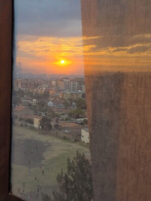 Paisatge urbà amb edificis i un cel serè.