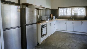 Unclassified image, 4 of 21, button - Fantastic Tiny House Perfect for Families with Swimming Pool, Game Room and Tennis Court in Victoria, Australia (Dadswells Bridge)
