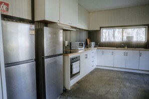 Unclassified image, 4 of 21, button - Fantastic Tiny House Perfect for Families with Swimming Pool, Game Room and Tennis Court in Victoria, Australia (Dadswells Bridge)