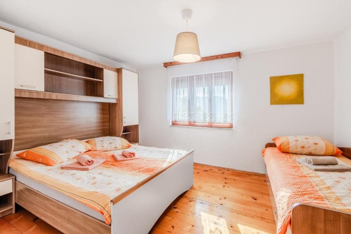 Iron/ironing board, WiFi (free)