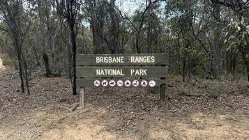Un panneau en bois sur lequel est inscrit « PARC NATIONAL DE BRISBANE RANGES ».
