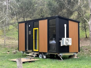 Exterior - Off-Grid Tiny House with Cozy Firepit Retreat in Steiglitz, Australia (Steiglitz)