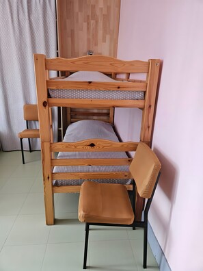 A bunk bed with a wooden frame and a single chair. - Villa 'des familles - Sanadoire' (La Bourboule)