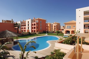 A resort with a swimming pool, multiple buildings, and a well-maintained lawn. - Apartment 'Luxury 2 Bed Vilamoura Penthouse' with Shared Pool, Wi-Fi and Air Conditioning (Quarteira)
