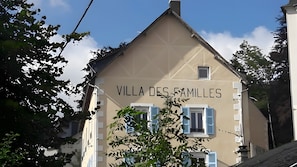 Un edificio con el letrero 'VILLA DES FAMILLES', que indica un establecimiento para familias.