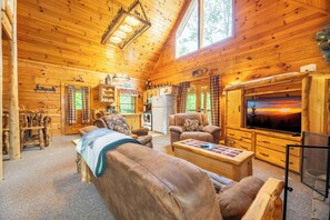 A log cabin interior with a living room, kitchen, and dining area. - 🐻 Happy Bear | Arcade, Electric Fireplaces & Seasonal Community Pool (Sevierville)
