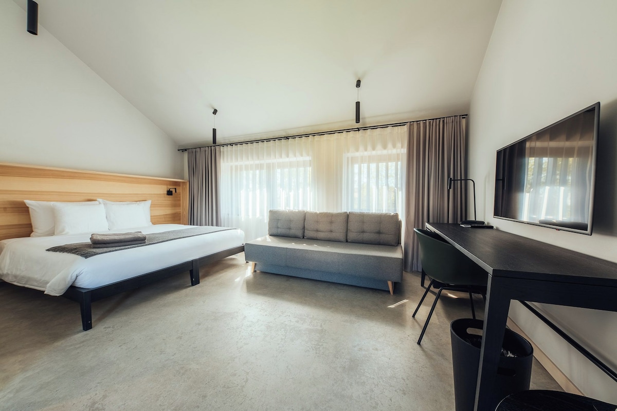 Phòng dành cho gia đình, quang cảnh sân vườn | Bộ đồ giường cao cấp, minibar, bàn, phòng cách âm