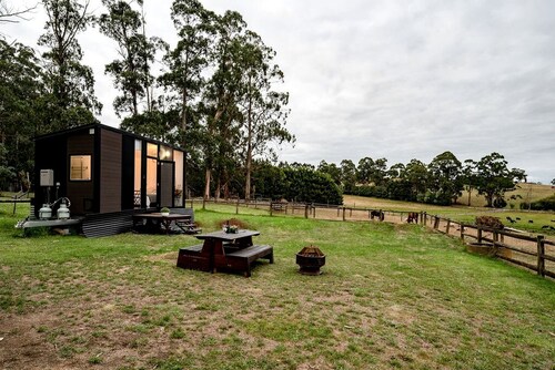 Tiny House Getaway: Unwind in Warragul South's Enchanting Countryside